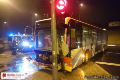 Autobus MZK uderzył w słup - foto