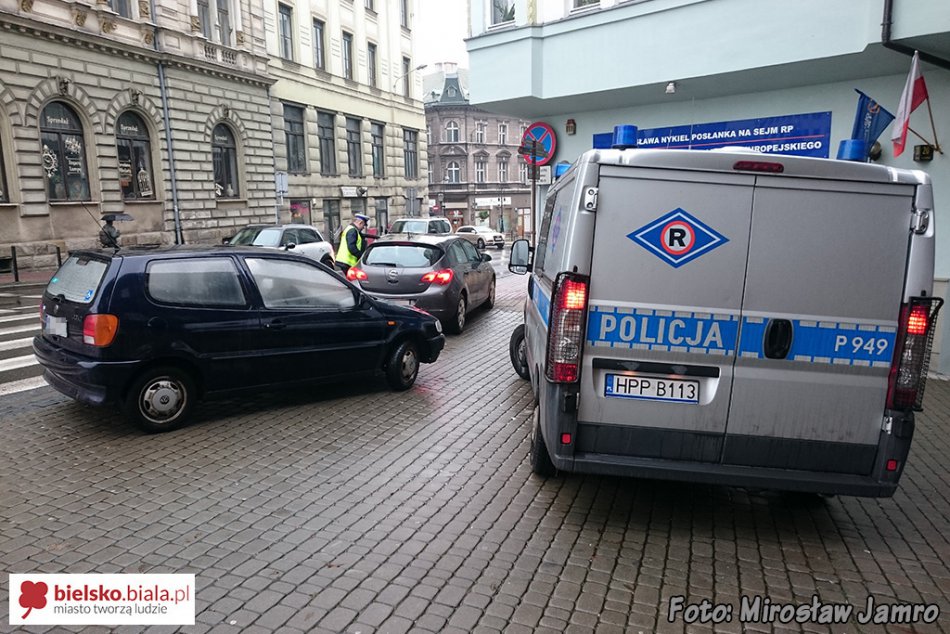 Kolizja aut obok zamku - foto