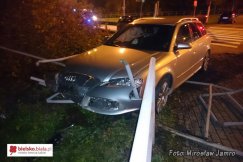 Wkomponował auto w barierę - foto