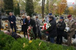 Kwiaty i znicze na grobach poległych - foto