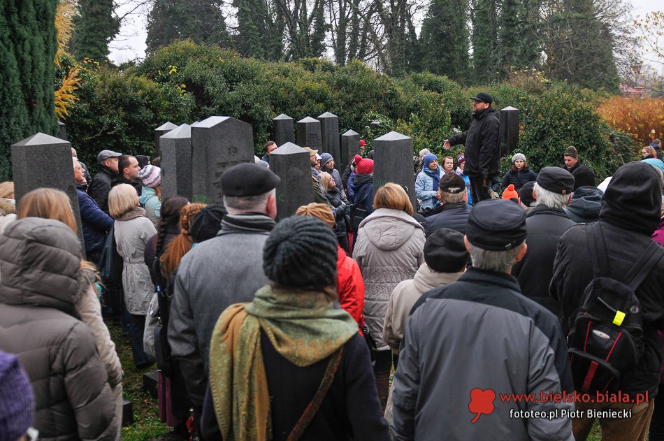 Lekcja historii na cmentarzu - foto