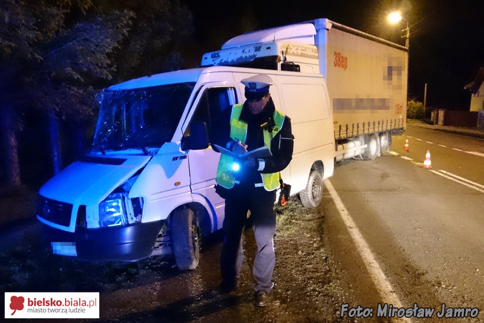 Dostawczak wjechał pod tira - foto