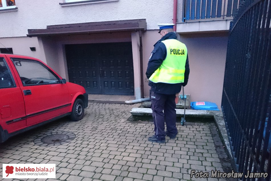 Przygnieciona do bramy garażu - foto