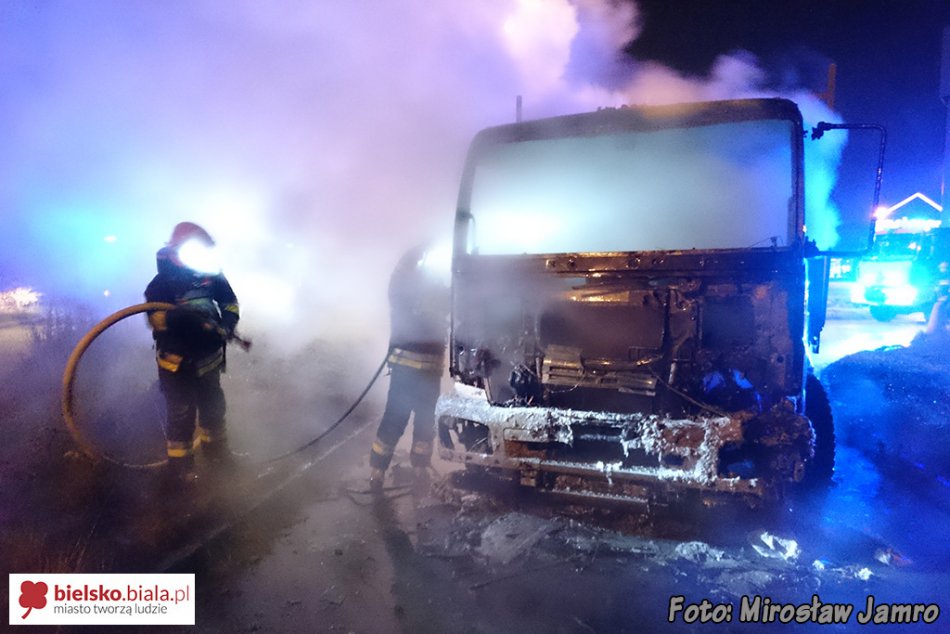 Pożar ciężarówki na parkingu - foto