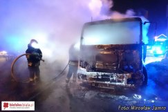 Pożar ciężarówki na parkingu - foto