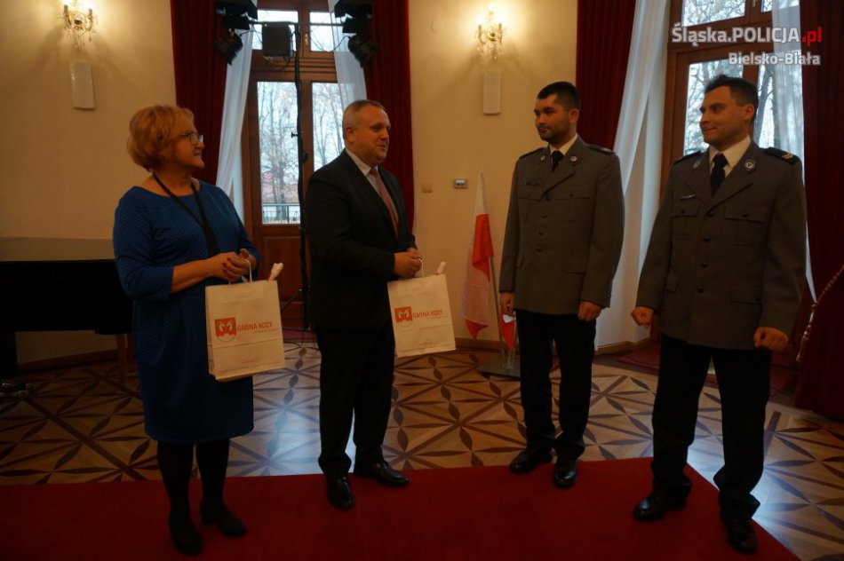 Dzielni ludzie w mundurach - foto