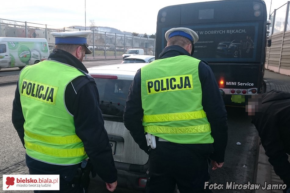 Kolizja osobówki z autobusem MZK - foto