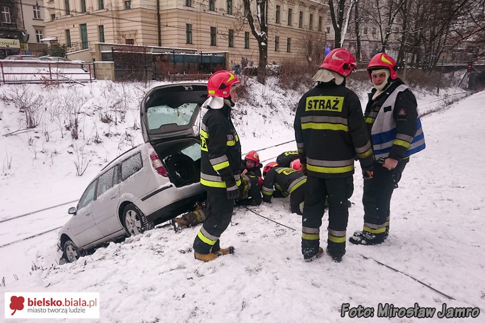 Samochód wpadł na torowisko - foto
