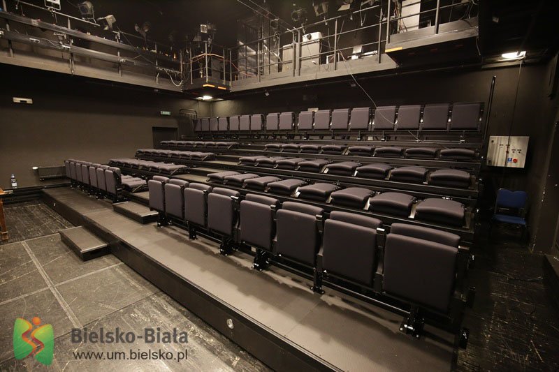 Teleskopowa widownia w teatrze - foto