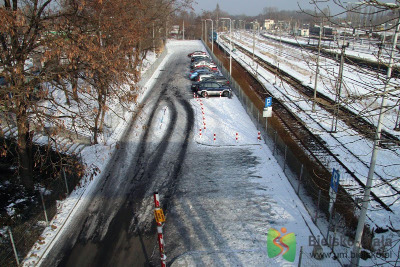 Komfort na parkingu obok dworca - foto