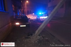 Skosił betonowy słup - foto