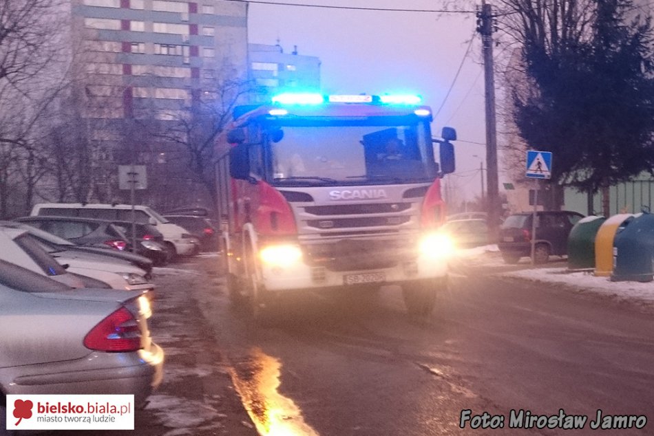 Pożar na balkonie bloku - foto