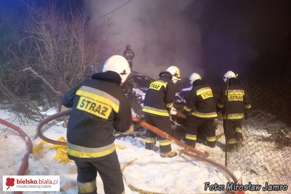 Pożar składowiska drewna - foto