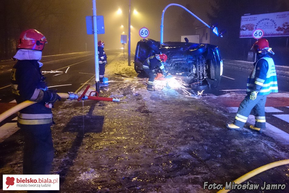 Uderzył w znaki drogowe - foto