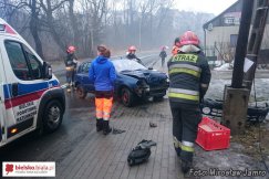 Uderzył samochodem w słup - foto