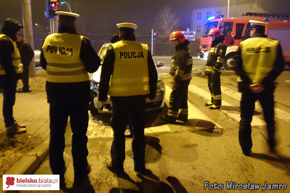 Wjechał na czerwonym - foto