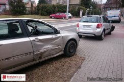 Zderzenie aut na rondzie - foto