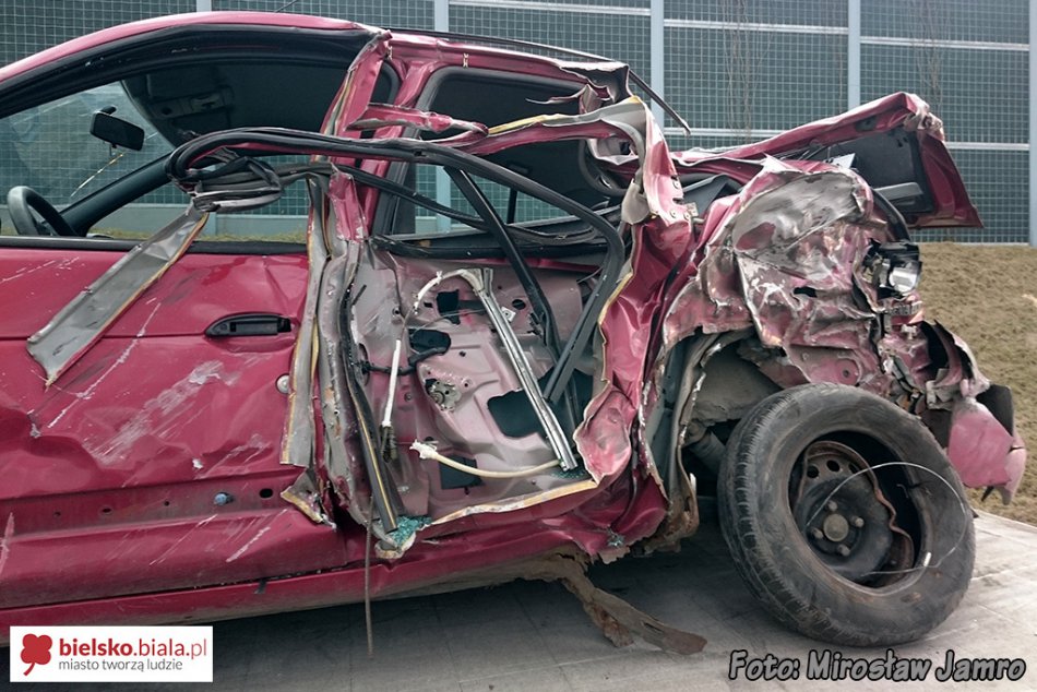 Z wielką siłą uderzył w stojące auto - foto