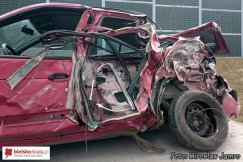 Z wielką siłą uderzył w stojące auto - foto