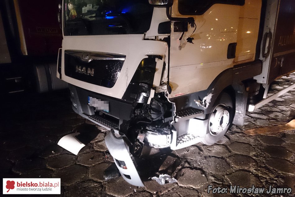 Zderzenie ciężarówek na parkingu - foto
