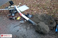 Skosił sygnalizator na skrzyżowaniu - foto