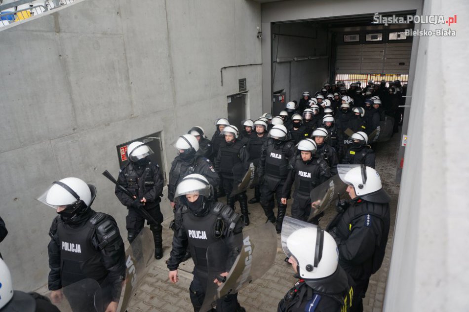 Policja w pełnym rynsztunku i z bronią - foto