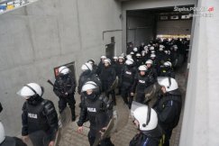 Policja w pełnym rynsztunku i z bronią - foto