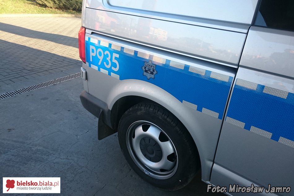 Niedzielny kierowca uderzył w murek