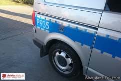 Niedzielny kierowca uderzył w murek