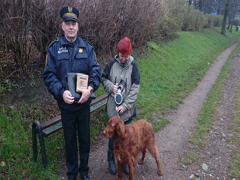 Strażnicy rozdają torebki na odchody