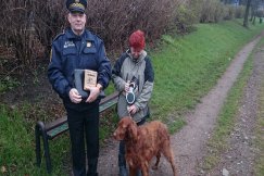 Strażnicy rozdają torebki na odchody