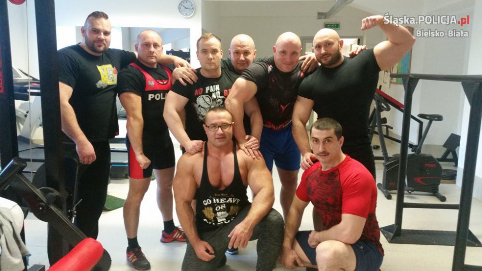 Silny gliniarz z komisariatu IV - foto
