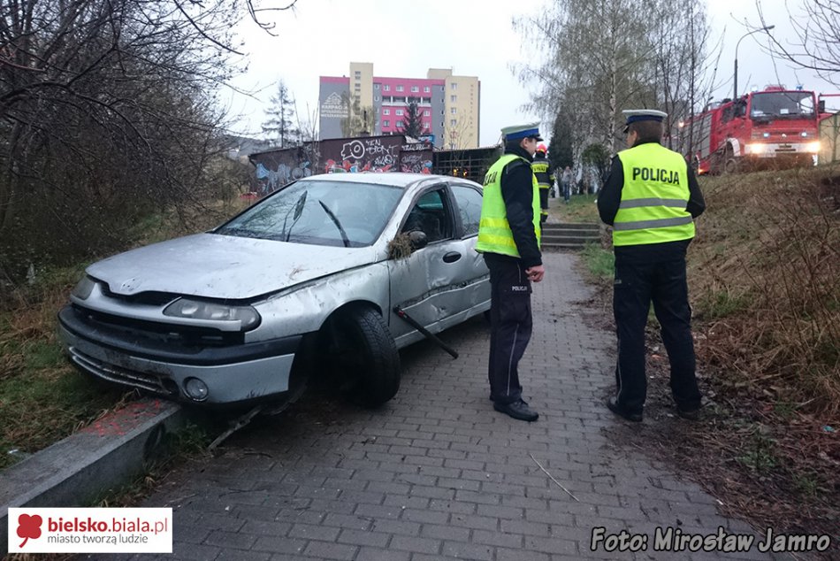 Auto z impetem wpadło na schody - foto
