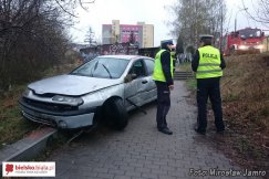 Auto z impetem wpadło na schody - foto
