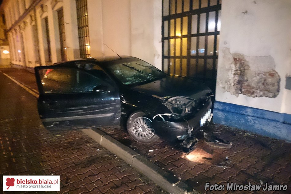 Pijany uderzył w ścianę budynku - foto