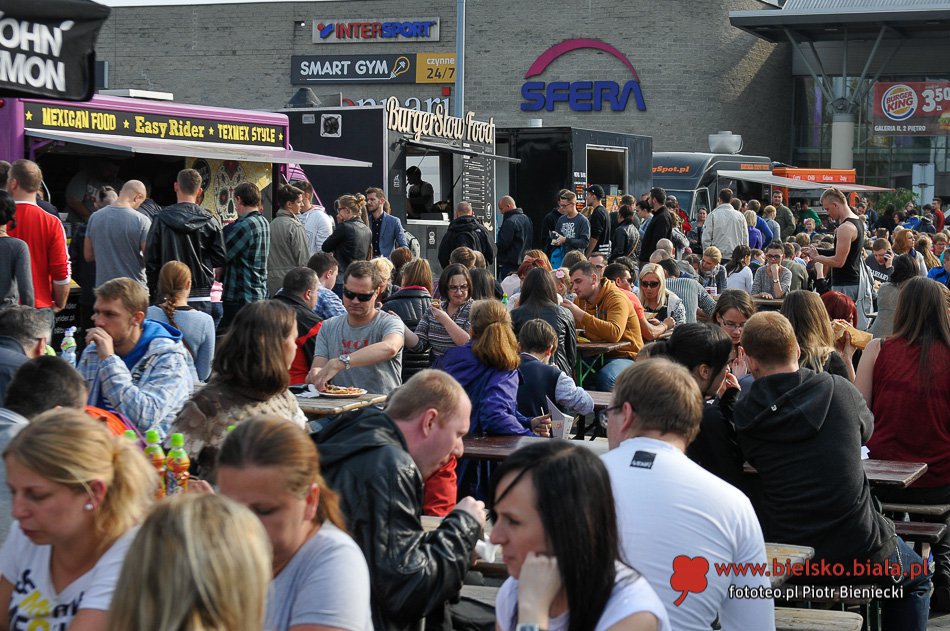 Inwazja food trucków przed Sferą
