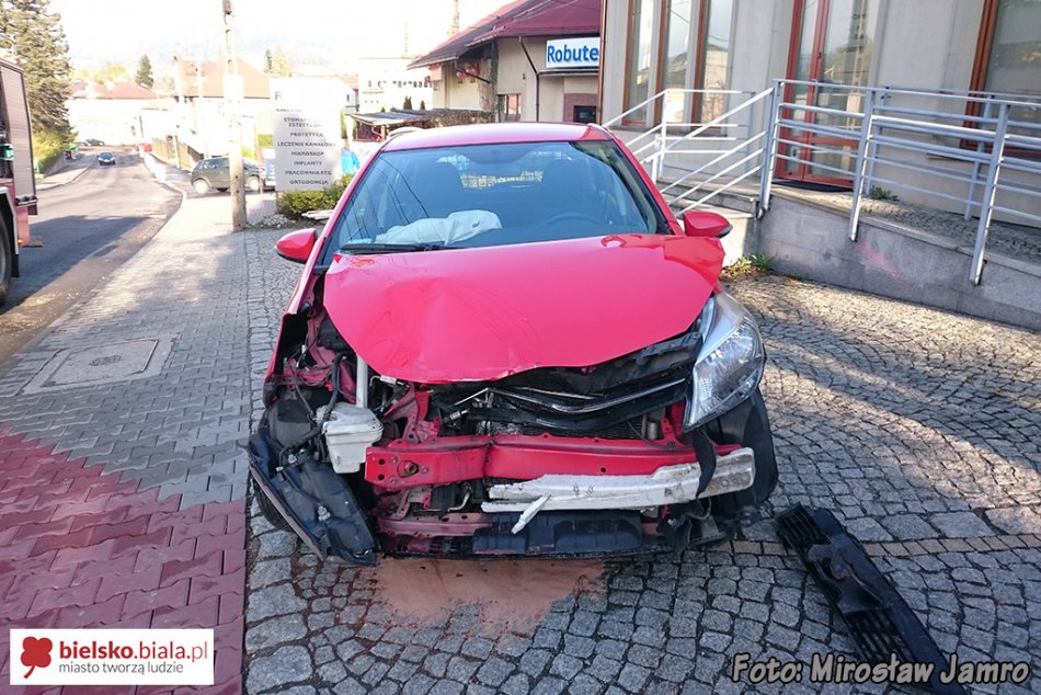 Czołowe zderzenie na Karpackiej - foto