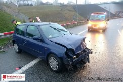 Uderzył autem w barierę - foto