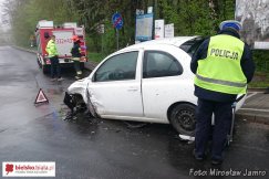 Nie zauważyła skręcającego auta - foto