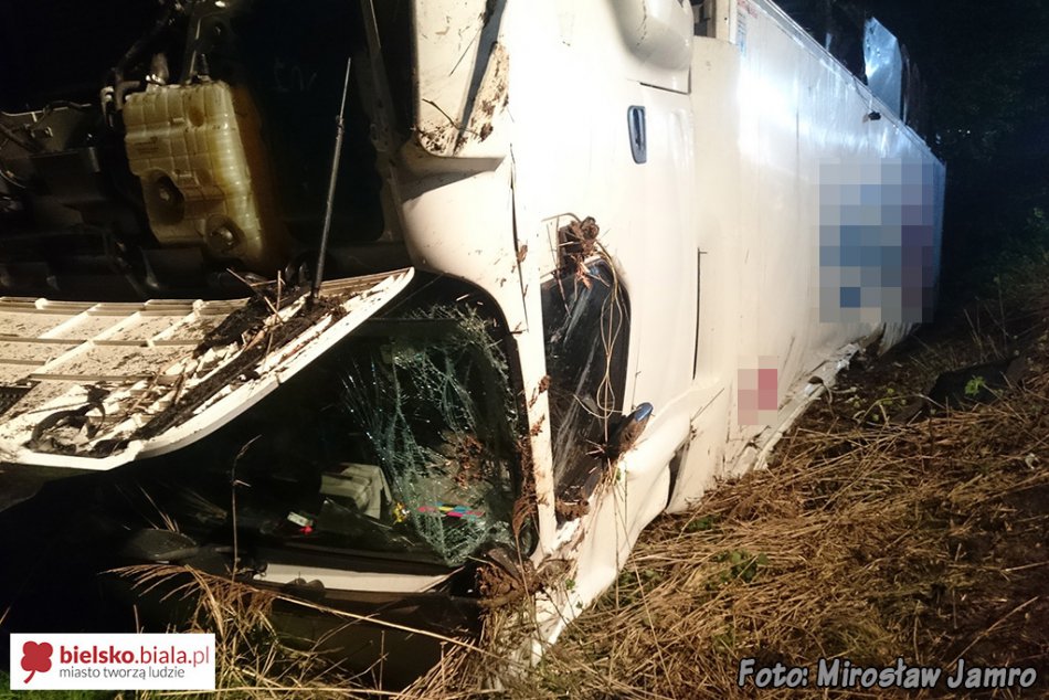 Dachowanie ciężarówki z naczepą - foto