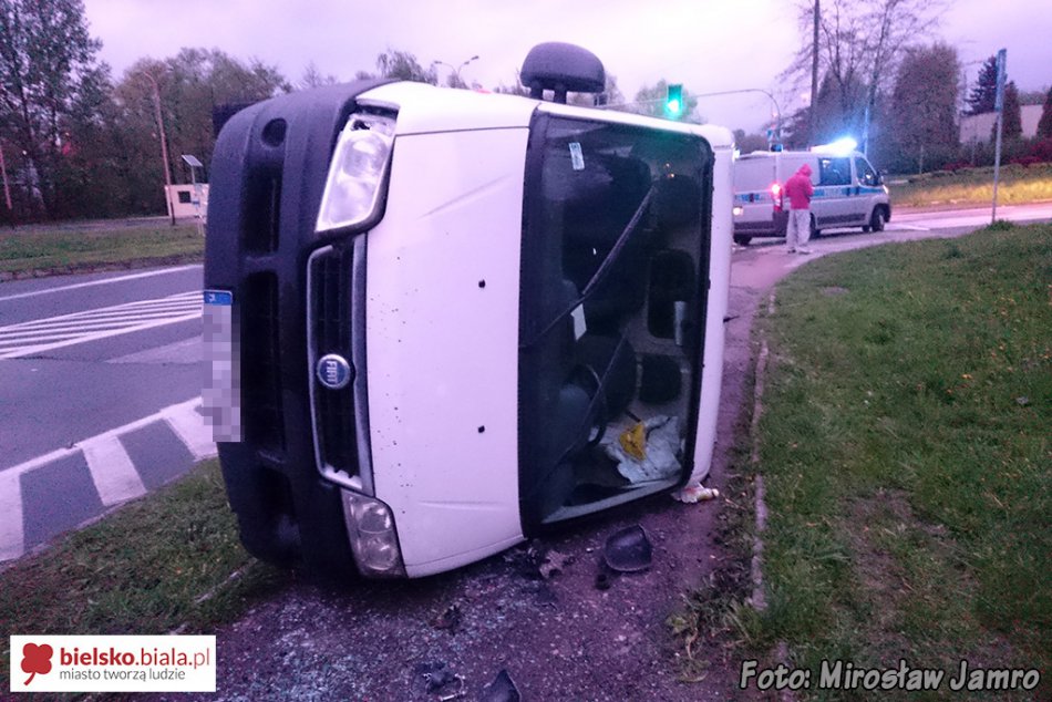 Przewrócił auto na chodnik - foto