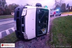 Przewrócił auto na chodnik - foto