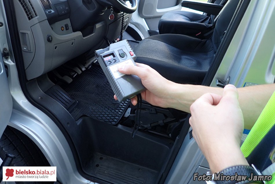 Rowerzysta przewrócił się na auto