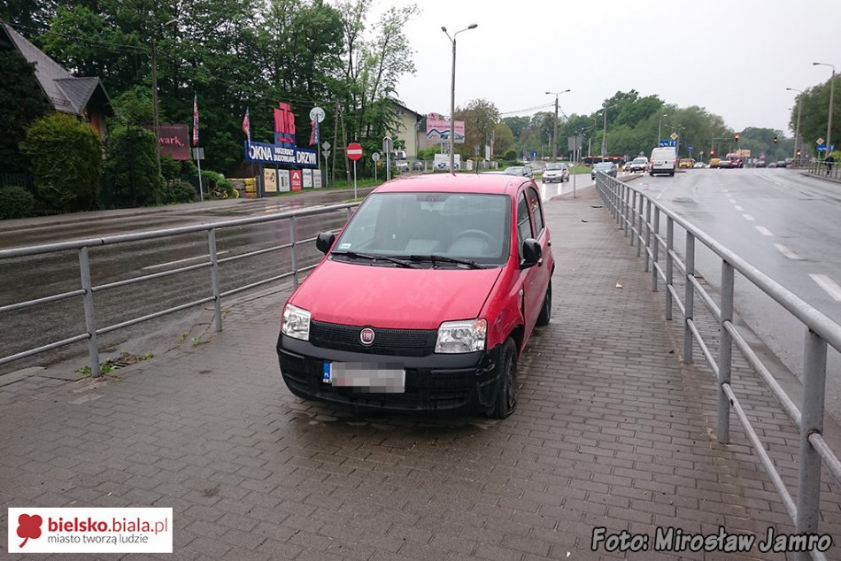 Wpadł między barierki - foto
