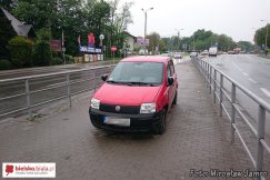 Wpadł między barierki - foto