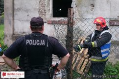 Utknął w pustostanie - foto