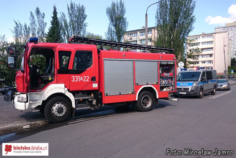 Pożar auta na parkingu - foto