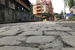 Zabytkowy bruk pod asfaltem