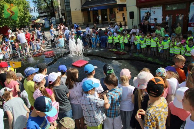Dziecięca feta na placu Reksia - foto