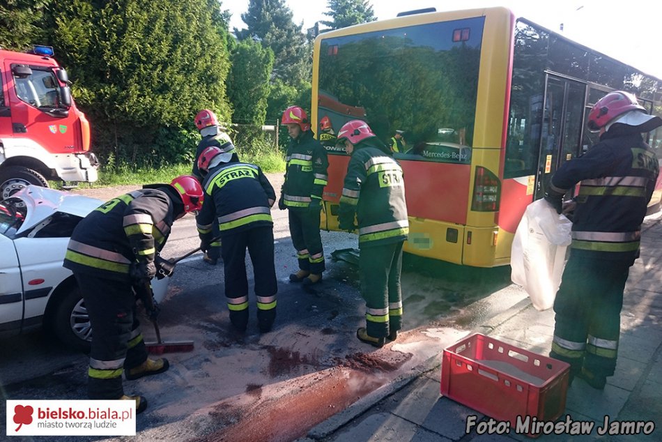 Uderzyła w autobus MZK - foto